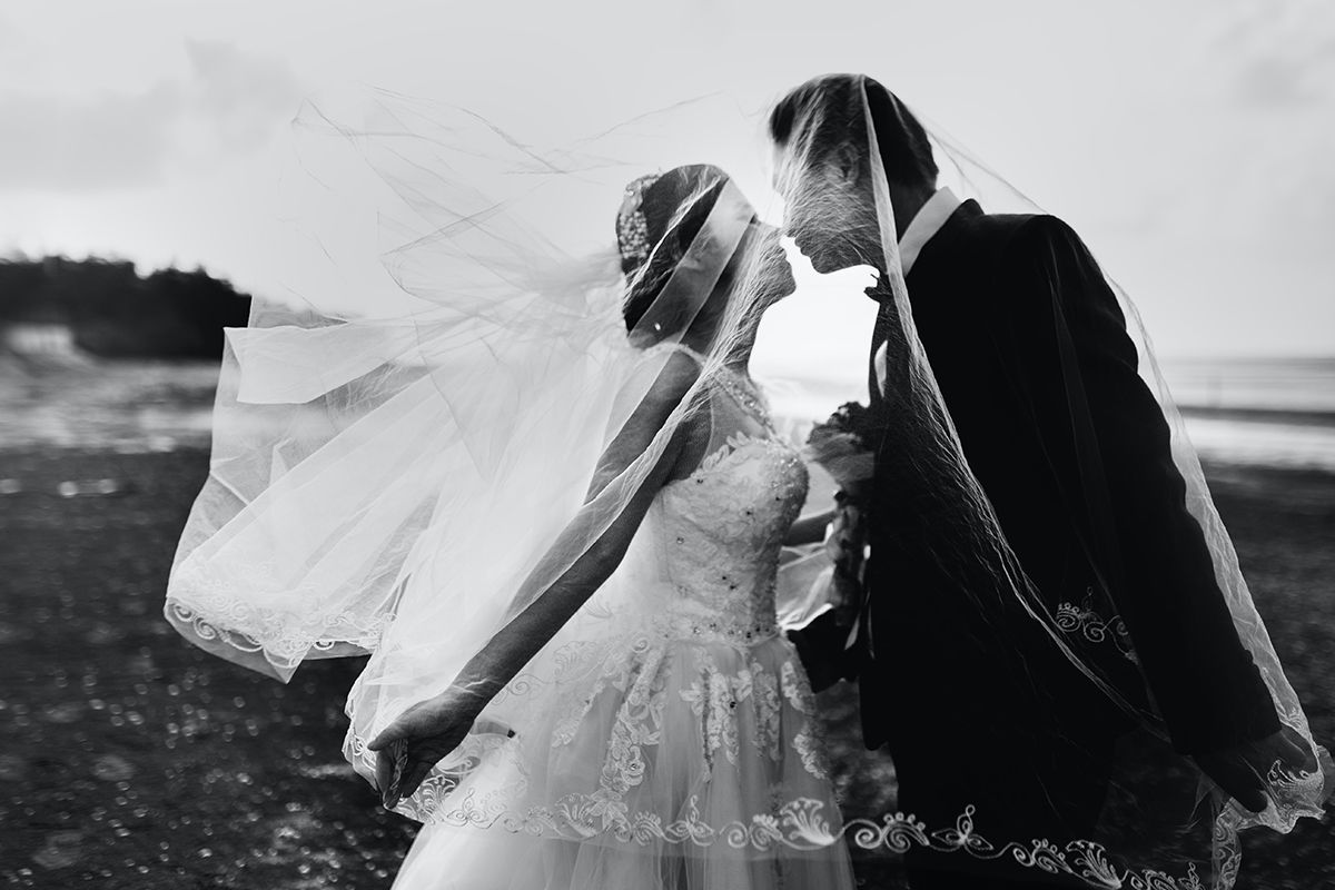 black and white wedding photos timeless look