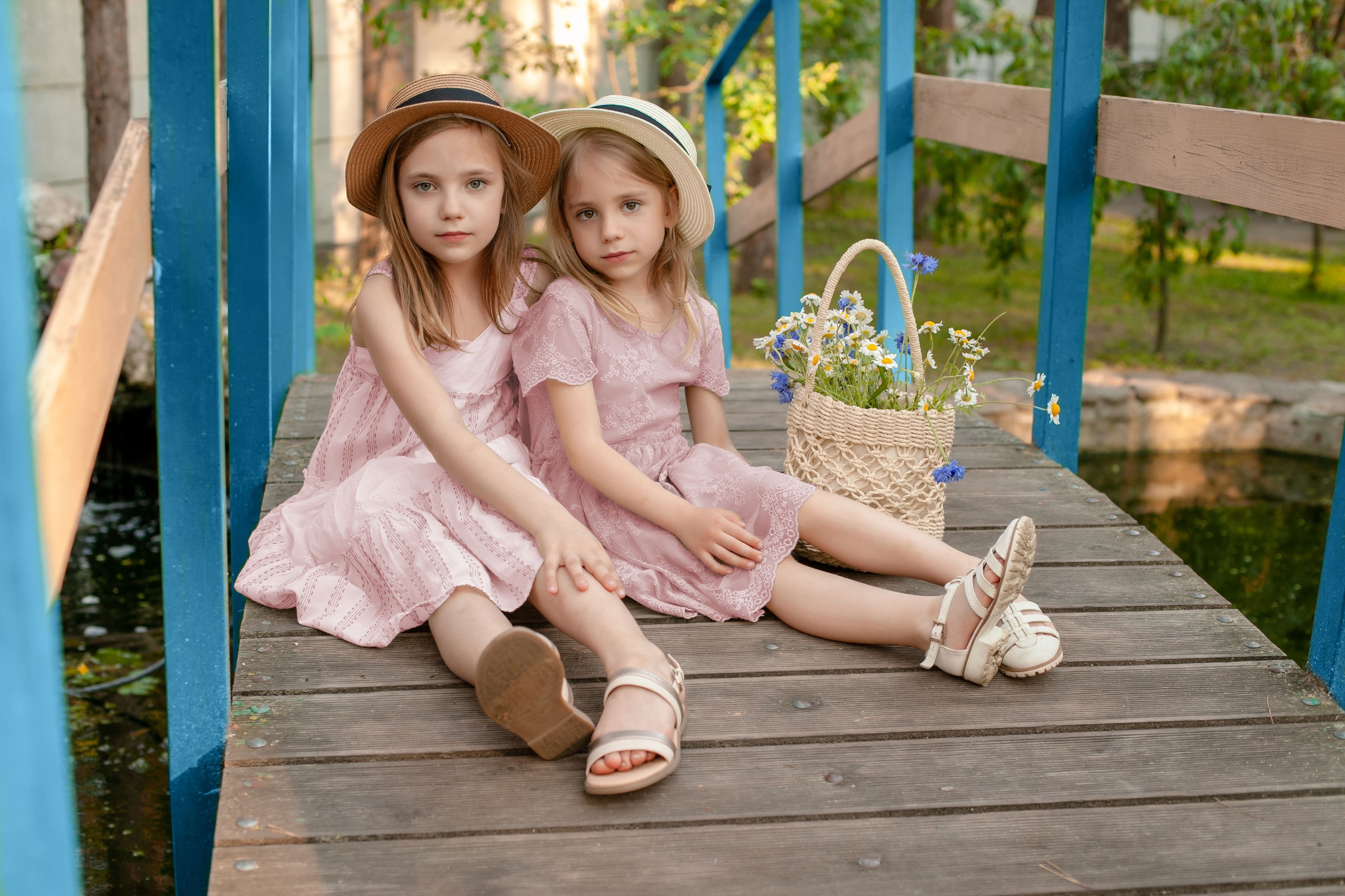 coordinated outfits sibling photo ideas